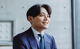 スーツ姿の男性社員の写真