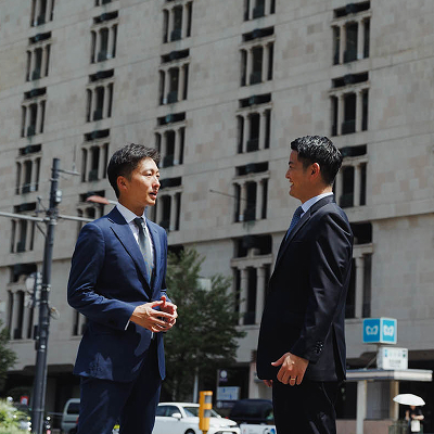 役員の2人が向かい合って会話している写真